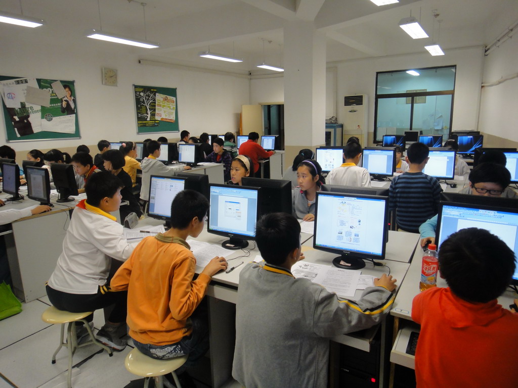 2012徐匯區(qū)“五十四中”杯中學(xué)生計(jì)算機(jī)應(yīng)用操作競賽 軟件開發(fā)賽項(xiàng)精彩紛呈